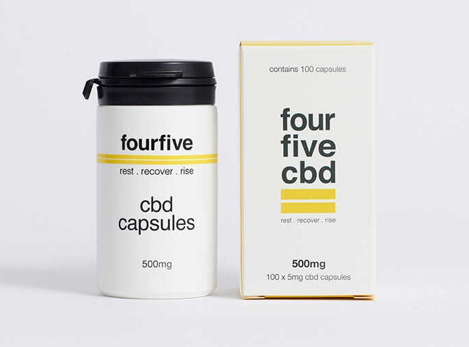 Bouteille à côté de la boîte : capsules de 500 mg de CBD de FourFiveCBD